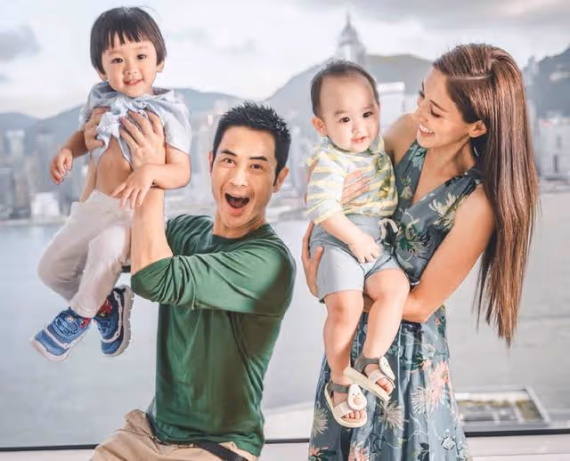 恭喜!香港知名男星三胎得子,與小22歲高顏值港姐妻子四年抱仨