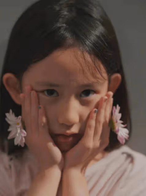 孫莉曬二女兒近照,多妹染指甲戴牙箍超愛美,嘟嘴的樣子好像黃磊