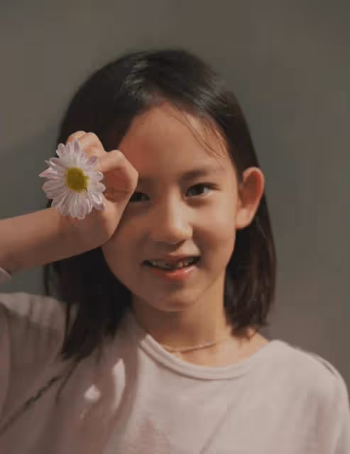 孫莉曬二女兒近照,多妹染指甲戴牙箍超愛美,嘟嘴的樣子好像黃磊