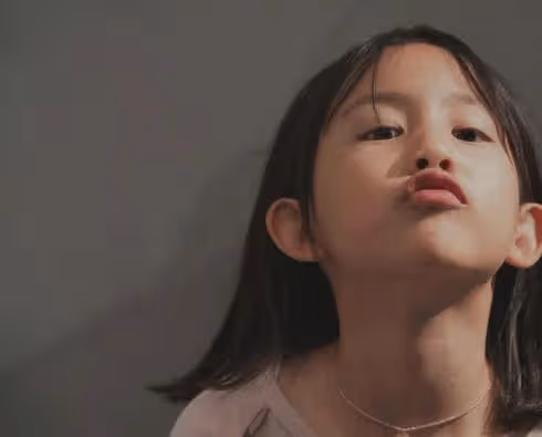 孫莉曬二女兒近照,多妹染指甲戴牙箍超愛美,嘟嘴的樣子好像黃磊