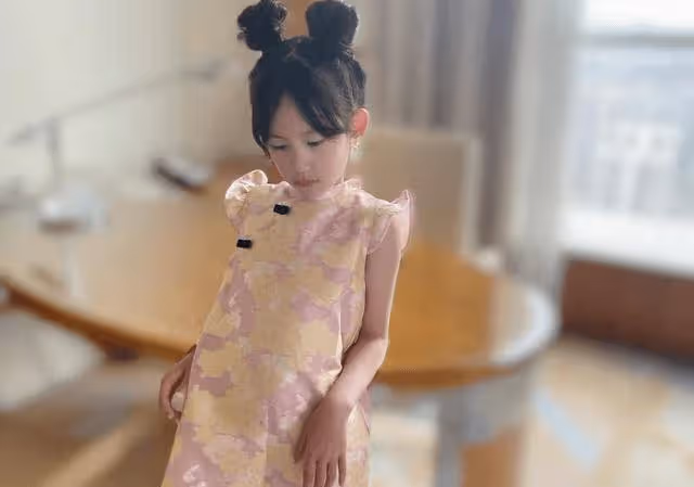 孫莉曬二女兒近照,多妹染指甲戴牙箍超愛美,嘟嘴的樣子好像黃磊