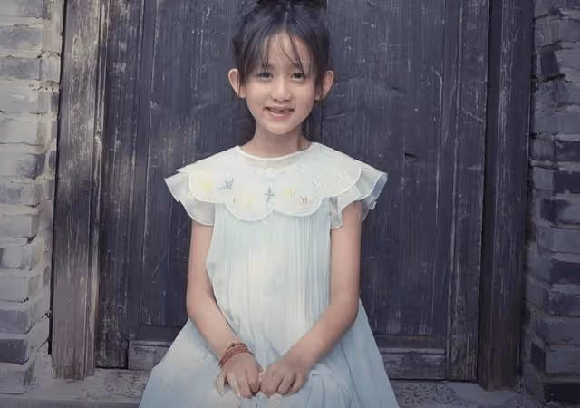 孫莉曬二女兒近照,多妹染指甲戴牙箍超愛美,嘟嘴的樣子好像黃磊