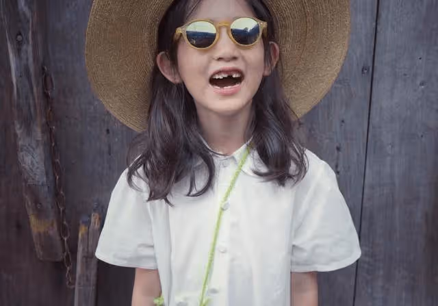 孫莉曬二女兒近照,多妹染指甲戴牙箍超愛美,嘟嘴的樣子好像黃磊