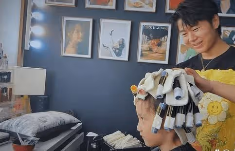 孫莉曬二女兒近照,多妹染指甲戴牙箍超愛美,嘟嘴的樣子好像黃磊
