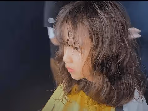 孫莉曬二女兒近照,多妹染指甲戴牙箍超愛美,嘟嘴的樣子好像黃磊