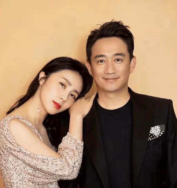 孫莉曬二女兒近照,多妹染指甲戴牙箍超愛美,嘟嘴的樣子好像黃磊