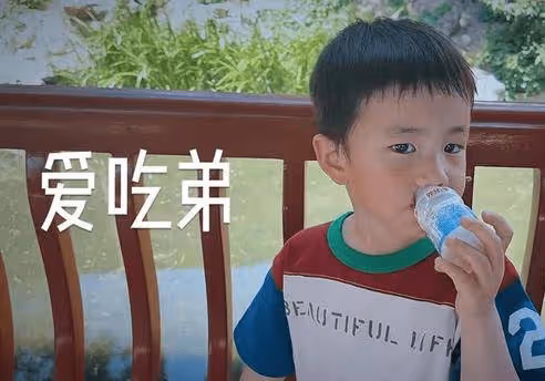 孫莉曬二女兒近照,多妹染指甲戴牙箍超愛美,嘟嘴的樣子好像黃磊