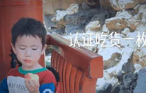 孫莉曬二女兒近照,多妹染指甲戴牙箍超愛美,嘟嘴的樣子好像黃磊