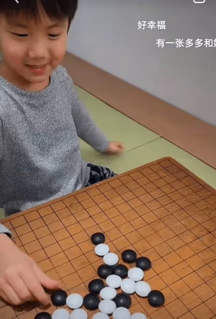 孫莉曬二女兒近照,多妹染指甲戴牙箍超愛美,嘟嘴的樣子好像黃磊