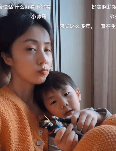 孫莉曬二女兒近照,多妹染指甲戴牙箍超愛美,嘟嘴的樣子好像黃磊