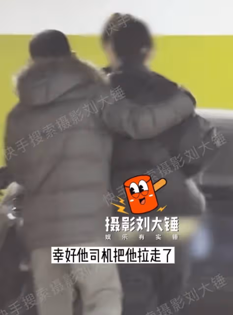 知名狗仔偷拍王凱險被毆打!對方眼神犀利顯憤怒,好在被司機阻攔