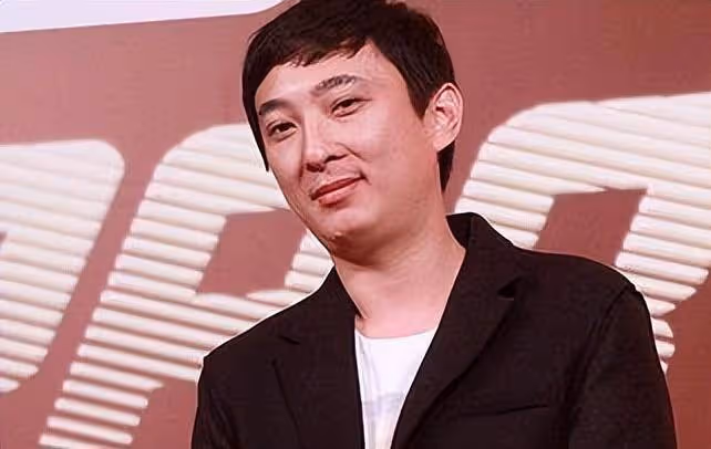 王思聰被曝疑似街邊打架!誤認對方偷拍發生矛盾,毆打路人致輕傷