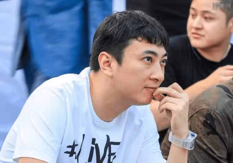 王思聰被曝疑似街邊打架!誤認對方偷拍發生矛盾,毆打路人致輕傷