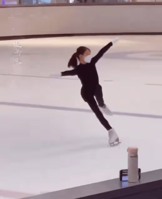 李小鵬女兒近況曝光!11歲奧莉學花滑動作優美,扎馬尾辮青春靚麗