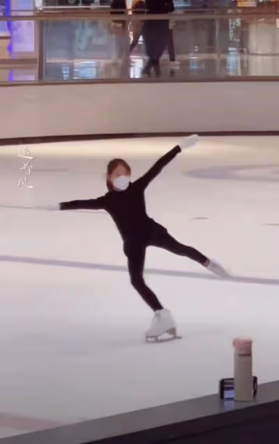李小鵬女兒近況曝光!11歲奧莉學花滑動作優美,扎馬尾辮青春靚麗