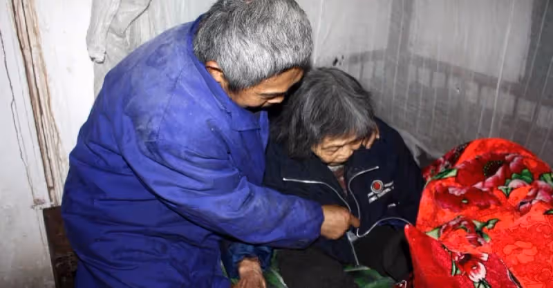 老母病重，兒子買了口棺材，遇見一事這口棺材卻又放了十年
