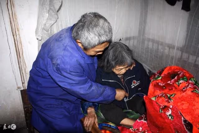 老母病重，兒子買了口棺材，遇見一事這口棺材卻又放了十年