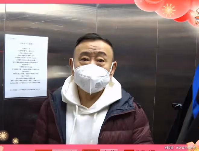 北京春晚後台花絮！潘長江仰視保安比身高，故作鎮定稱自己一米九