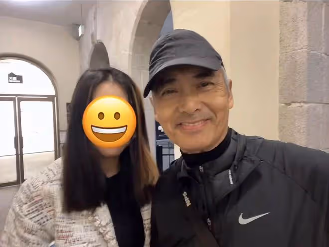 67歲周潤發和富婆合影，路上主動搭訕接地氣，白髮皺紋卻越老越帥