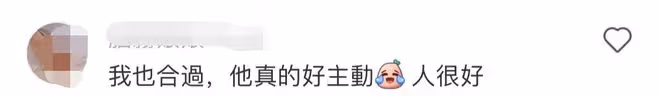 67歲周潤發和富婆合影，路上主動搭訕接地氣，白髮皺紋卻越老越帥