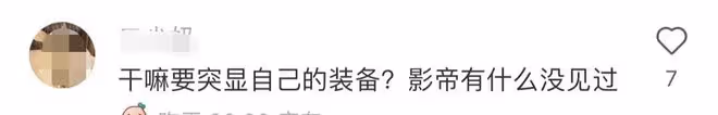 67歲周潤發和富婆合影，路上主動搭訕接地氣，白髮皺紋卻越老越帥