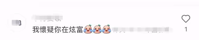 67歲周潤發和富婆合影，路上主動搭訕接地氣，白髮皺紋卻越老越帥