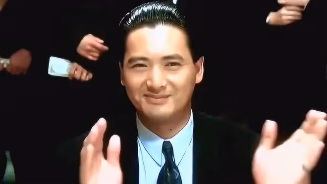 67歲周潤發和富婆合影，路上主動搭訕接地氣，白髮皺紋卻越老越帥