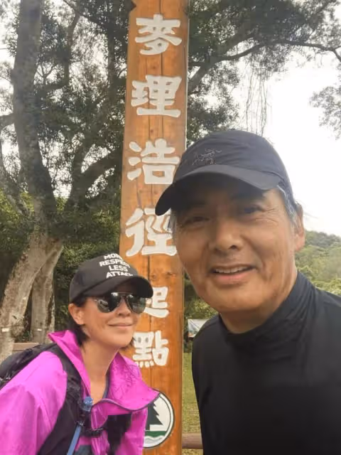 67歲周潤發和富婆合影，路上主動搭訕接地氣，白髮皺紋卻越老越帥
