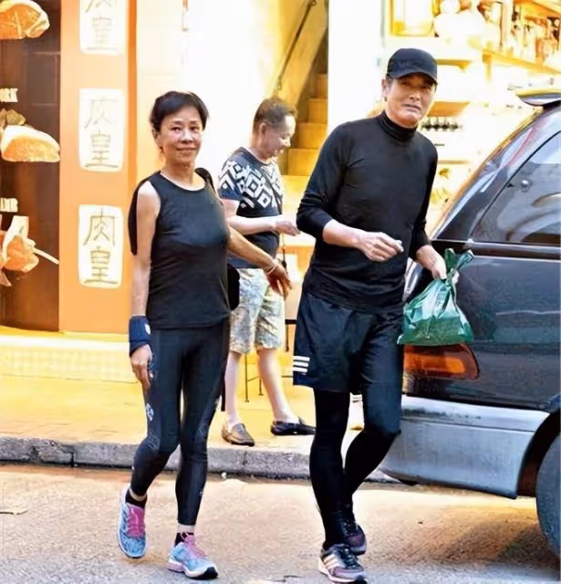 67歲周潤發和富婆合影，路上主動搭訕接地氣，白髮皺紋卻越老越帥