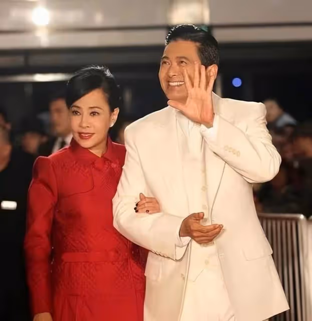 67歲周潤發和富婆合影，路上主動搭訕接地氣，白髮皺紋卻越老越帥