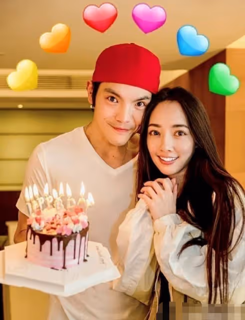 郭碧婷與向佐疑婚變！9月未同框還取關男方，此前獨自帶娃顯憔悴