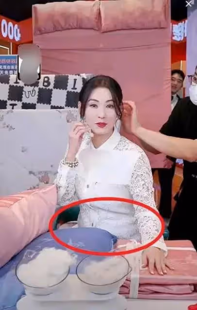 張柏芝直播狀態引熱議，蕾絲上衣「背叛」了她，顯得小腹微微隆起
