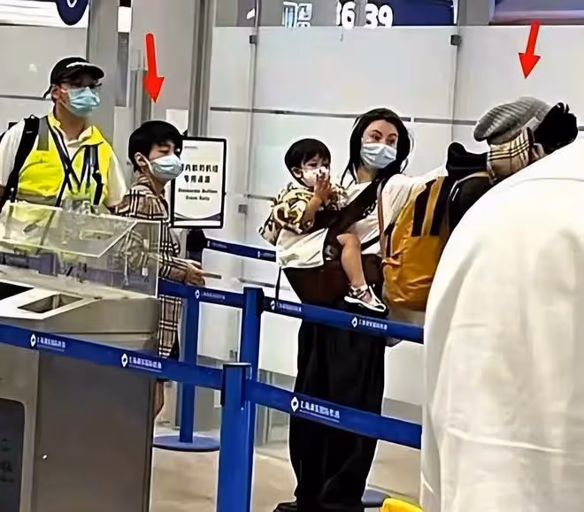 張柏芝直播狀態引熱議，蕾絲上衣「背叛」了她，顯得小腹微微隆起