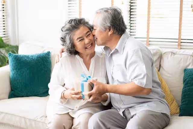 60歲二婚娶了55歲女同事,新婚之夜,我在床上呼呼大睡