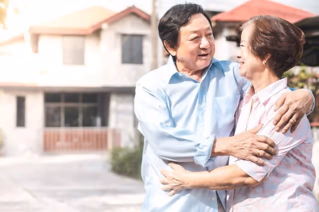 60歲二婚娶了55歲女同事,新婚之夜,我在床上呼呼大睡