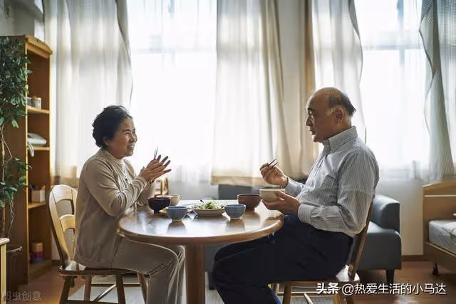 跟親家公搭夥生活兩年了,他過得很自在,而我卻時刻想散夥回家