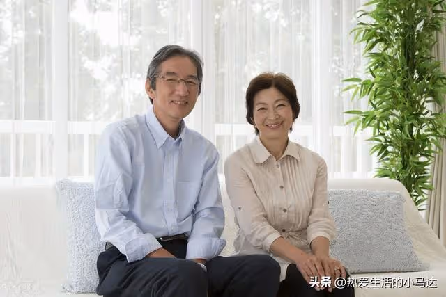 跟親家公搭夥生活兩年了,他過得很自在,而我卻時刻想散夥回家