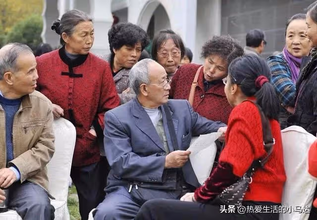跟親家公搭夥生活兩年了,他過得很自在,而我卻時刻想散夥回家