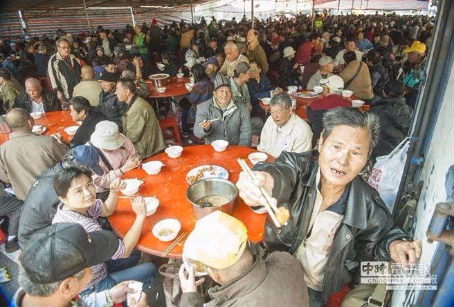 自掏腰包辦桌20年!83歲刈包吉再復出「街頭送免費便當」寒風中送暖,退休後也「放心不下街友」霸氣喊:發到我沒錢為止