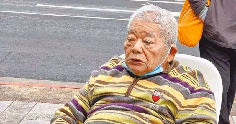 自掏腰包辦桌20年!83歲刈包吉再復出「街頭送免費便當」寒風中送暖,退休後也「放心不下街友」霸氣喊:發到我沒錢為止