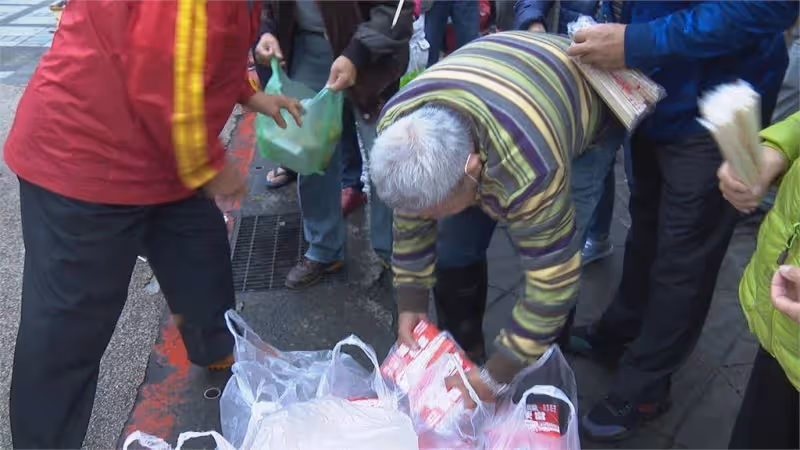 自掏腰包辦桌20年!83歲刈包吉再復出「街頭送免費便當」寒風中送暖,退休後也「放心不下街友」霸氣喊:發到我沒錢為止