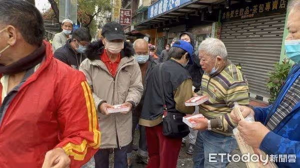 自掏腰包辦桌20年!83歲刈包吉再復出「街頭送免費便當」寒風中送暖,退休後也「放心不下街友」霸氣喊:發到我沒錢為止