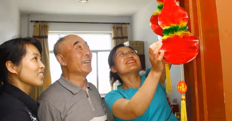 伸手向兒子要錢看病的那一刻，讓我看清，兒女之間誰是真心對我好