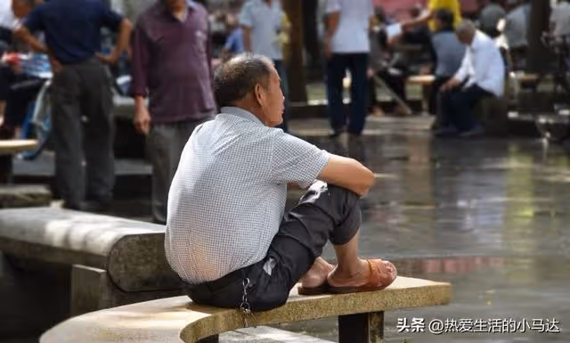 伸手向兒子要錢看病的那一刻，讓我看清，兒女之間誰是真心對我好