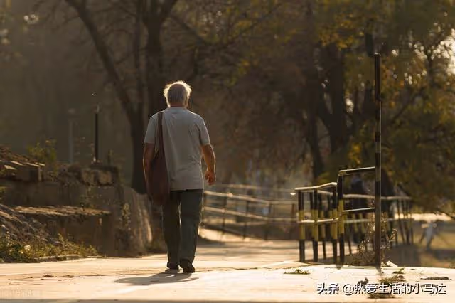 伸手向兒子要錢看病的那一刻,讓我看清,兒女之間誰是真心對我好