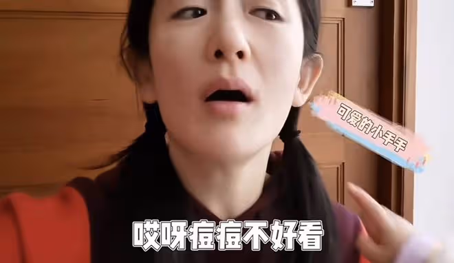好機靈！謝娜長痘向女兒訴苦，1歲小咘芽一把抓住媽媽頭髮幫遮蓋