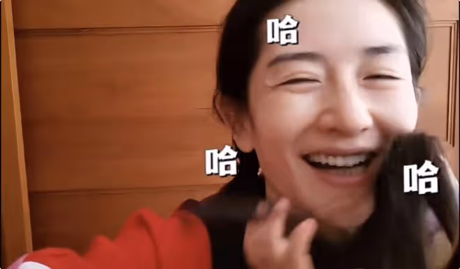 好機靈！謝娜長痘向女兒訴苦，1歲小咘芽一把抓住媽媽頭髮幫遮蓋