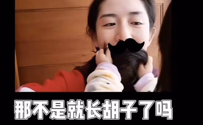 好機靈！謝娜長痘向女兒訴苦，1歲小咘芽一把抓住媽媽頭髮幫遮蓋
