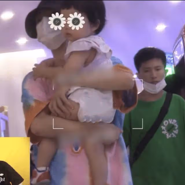 好機靈！謝娜長痘向女兒訴苦，1歲小咘芽一把抓住媽媽頭髮幫遮蓋