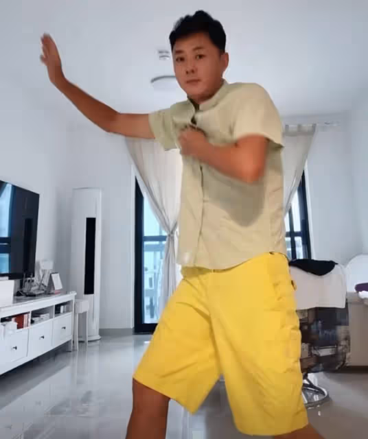 沈曉海搖頭晃腦興奮跳舞!住所曝光裝修簡單,45歲婚戀狀況成謎